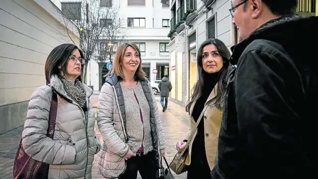 Marta Binaburo, Charo Santamaría y Susana Álvarez charlan con otro padre afectado.