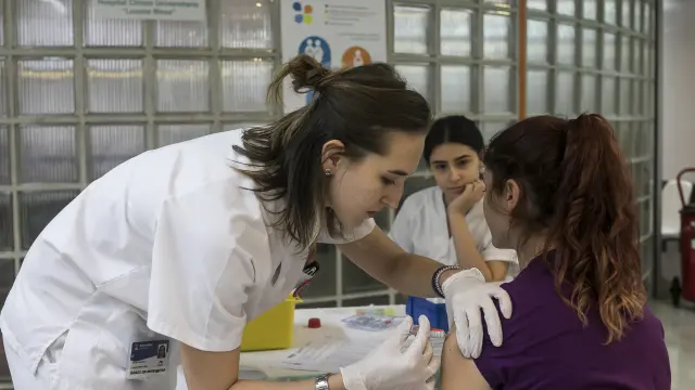 Jornada de vacunación de la gripe con estudiantes de Enfermería de la Universidad de Zaragoza celebrada el pasado noviembre.
