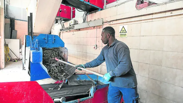 Uno de los trabajadores de la planta potabilizadora de La Almozara retira restos de toallitas.