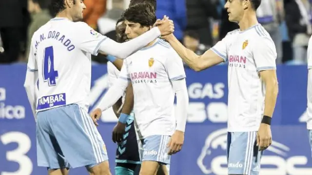Dorado (4) saluda a Linares (7) al término del partido de este sábado entre el Real Zaragoza y el Albacete en La Romareda. Ambos, refuerzos de invierno, son los últimos en debutar con el equipo esta temporada.