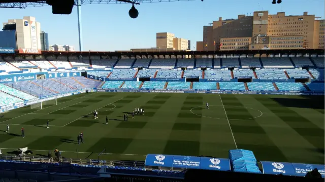 Vista del césped de La Romareda 45 minutos antes de comenzar el partido ante el Albacete. La cuadrícula del corte fue más visible que nunca este sábado.