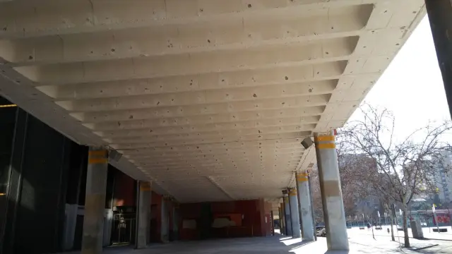 Así está ahora el techo de los porches del edificio anejo de Urbanismo, junto a la Tribuna principal de La Romareda: con las vigas y bovedillas al aire, tras la retirada del techo que se desprendió, en una zona, el día del Oviedo, el 25 de enero.