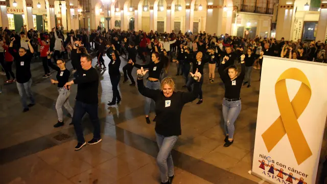 Aragón baila jota por la lucha contra el cáncer. En la imagen el acto en Huesca.