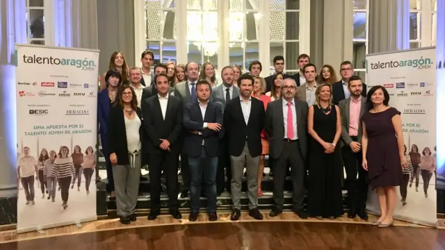 Becados, organizadores y colaboradores en la gala de clausura de la segunda edición de Talento Aragón Joven.