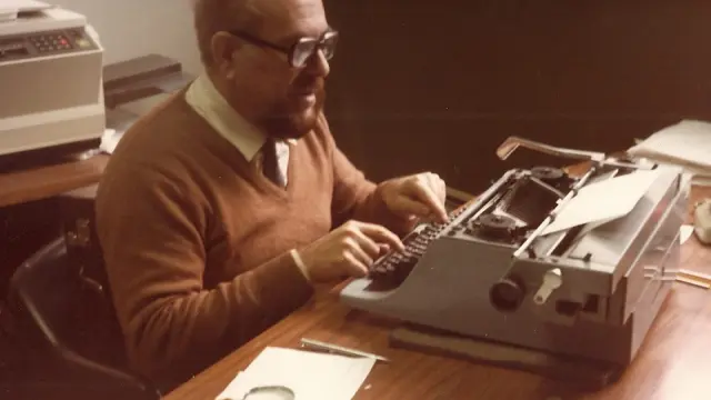 Alexandre Eleazar, escribiendo en su despacho