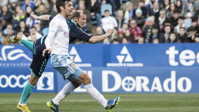 Dorado, en un lance defensivo con el ariete albacetense Zozulia, el pasado sábado en su debut en La Romareda.