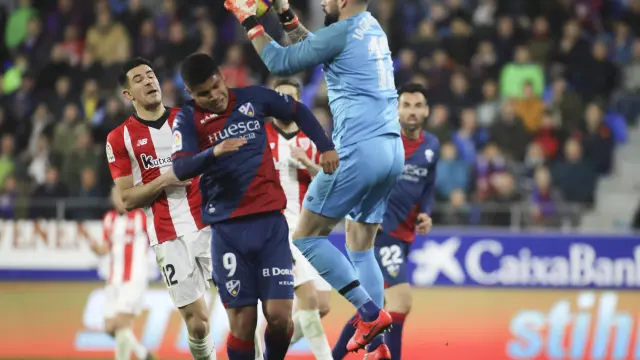 Cucho Hernández trata de imponerse en un balón aéreo a Herrerín, del Athletic.