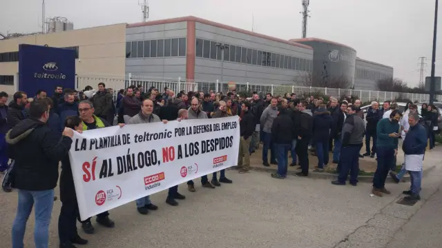 Trabajadores protestando hoy en los paros de una hora contra el despido de 11 compañeros en la planta de Teltronic en Malpica