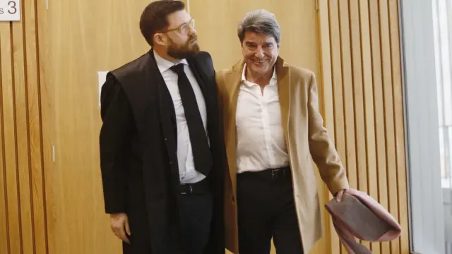 El empresario vasco Francisco Aramburu, junto a su abogado, Francisco García Berenguer, cuando abandonaba este miércoles la sala de vistas de la Audiencia Provincial.