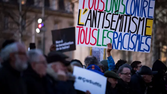 Miles de personas salieron a las calles de diferentes ciudades de Francia convocadas por los partidos políticos para manifestar su rechazo por este aumento del antisemitismo.