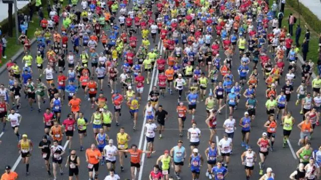 Cientos de corredores en el Maratón de Madrid.