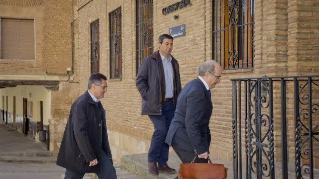 El alcalde de Cosuenda, Óscar Lorente, con las manos en los bolsillos, a su llegada este miércoles al juzgado de Daroca.