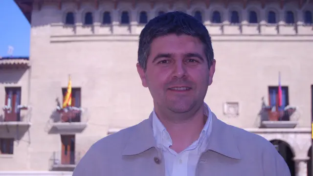 Miguel Aso delante del Ayuntamiento de Monzón.