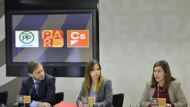 Fernando Ledesma (PP), María Herrero (PAR) y Susana Gaspar (Cs), este miércoles, durante su comparecencia pública.