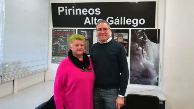 La presidenta de la asociación de empresarios Pirineos Alto Gállego y el presidente de la asociación provincial.