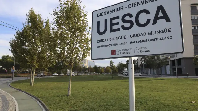 Un cartel en aragonés que indica la entrada a Huesca.