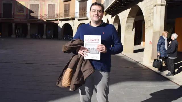 Jaime Asensio con su diccionario.