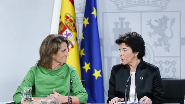 La ministra de Transición Ecológica, Teresa Ribera, junto a Isabel Celaá.