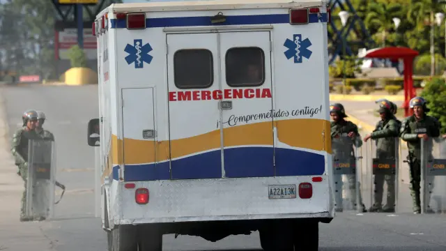 Una ambulancia cruza de Venezuela a Brasil.