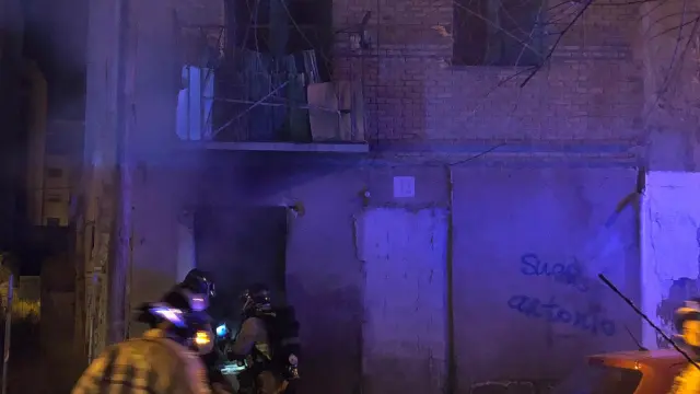 Los Bomberos de Zaragoza sofocan un incendio en la calle San Juan de la Luz