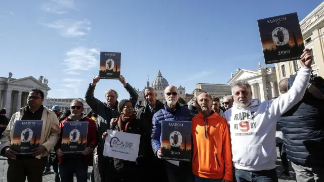 Activistas contra los abusos a menores cometidos por miembros de la Iglesia acuden al Vaticano durante la celebración de la cumbre antipederastia.