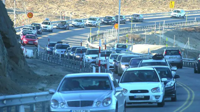 Congestión de tráfico este domingo por la tarde en el puerto de Monrepós