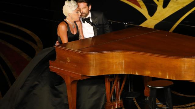 Lady Gaga y Bradley Cooper durante su interpretación.