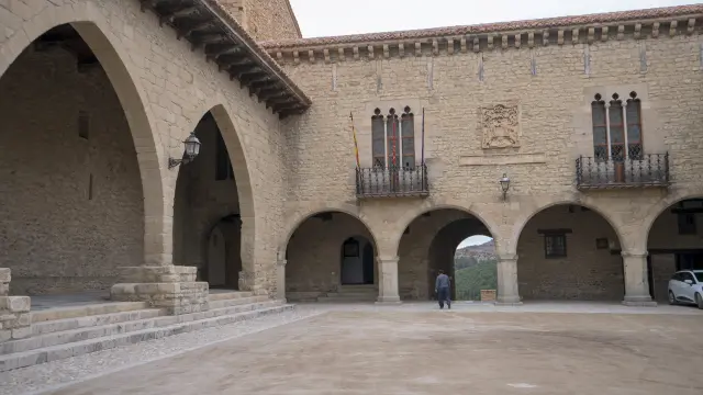 Fachada del Ayuntamiento en la porticada plaza Mayor de Cantavieja.