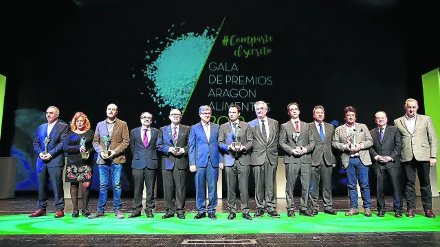 Los premiados en la Gala Alimentos de Aragón, con representantes de la Consejería de Desarrollo Rural y la patronal alimentaria.