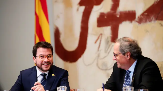 El vicepresidente de la Generalitat y conseller de Economía, Pere Aragonès, junto a Quim Torra.