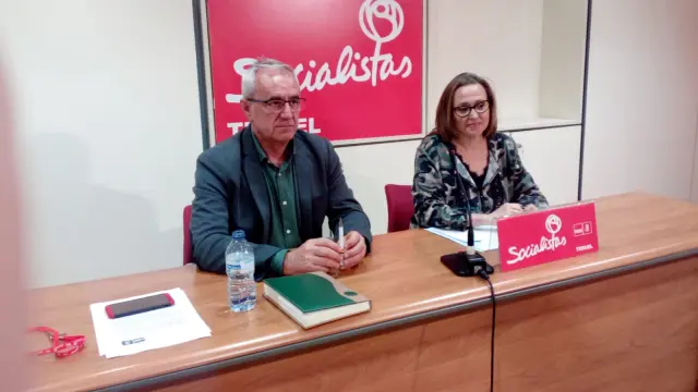 Mayte Pérez y Samuel Morón, durante la rueda de prensa en la sede del PSOE de Teruel.