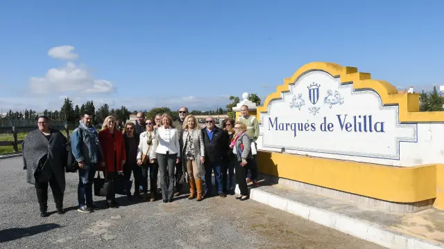 La alcaldesa de Marbella, Ángeles Muñoz, junto a representantes de asociaciones de vecinos, en la finca 'La Caridad'.