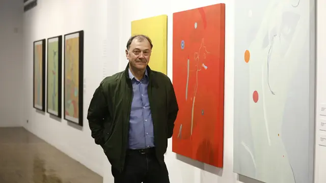 El artista aragonés Paco Simón en la exposición sobre su obra 'De vuelta al futuro'