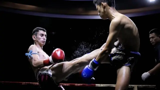 Ismael Abad (guantes rojos) en plena pelea contra un luchador tailandés.