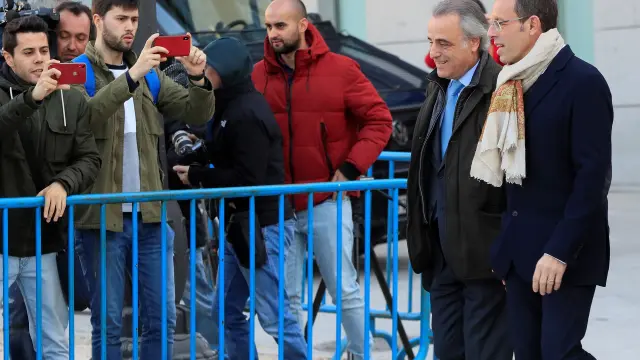 El expresidente del FC Barcelona, Sandro Rossell, con su abogado a la llegada a la Audiencia Nacional