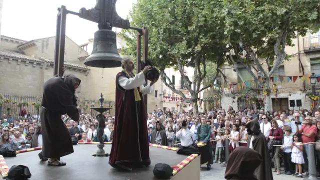 representacion de la campana de Huesca en la plaza de San Pedro/ Foto Fernando Paules