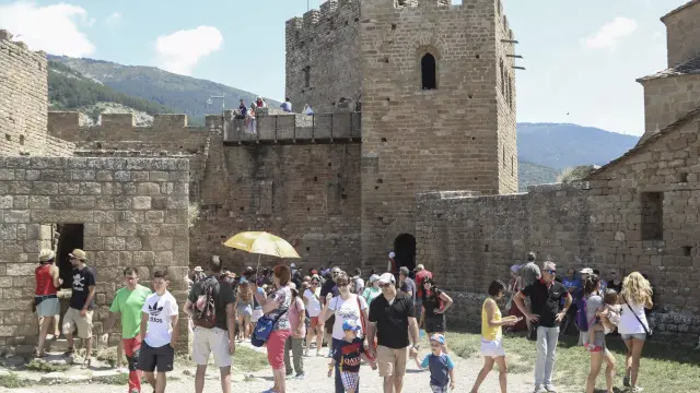Turistas en la recreación medieval del castillo de Loarre en julio de 2018.