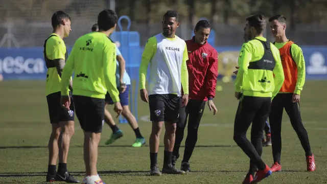 Yangel Herrera, junto a otros centrocampistas de la SD Huesca, durante una explicación de Francisco.