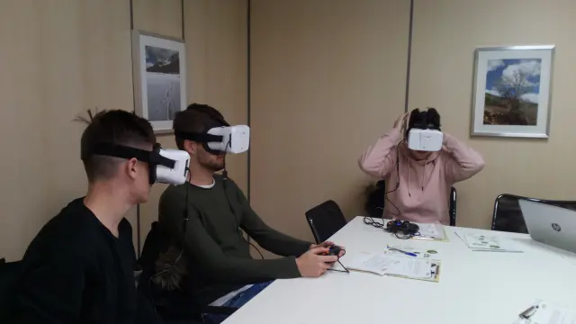 En la imagen, varios usuarios que participaron en el estudio usando gafas de realidad virtual.