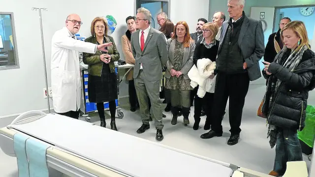 La consejera de Sanidad, Pilar Ventura, durante una reciente visita al hospital de Jaca para inaugurar el nuevo TAC