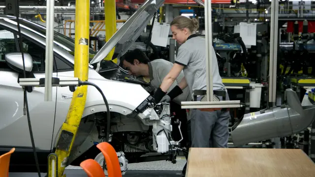 Dos empleados en la fábrica de Opel en Figueruelas.