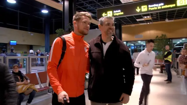 El portero del Sevilla, Vaclick, se fotografía con un aficionado a su llegada a Huesca.