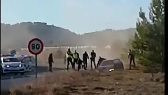 La Guardia Civil ha tenido que disparar a las ruedas del coche. Durante el forcejeo de la detención, el automovilista ha causado heridas leves a cinco agentes.