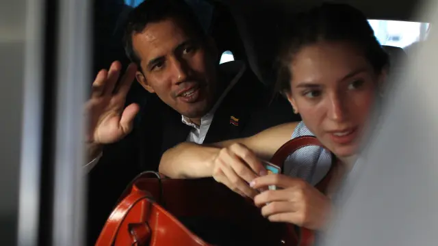 Juan Guaidó junto a su mujer Fabiana Rosales en el momento de abandonar Ecuador
