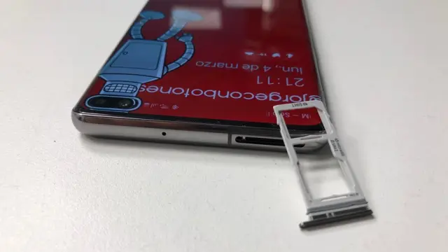 La ranura para SIM y Micro SD del S10 Plus no acepta dos tarjetas de teléfono y una de memoria, el usuario tendrá que elegir