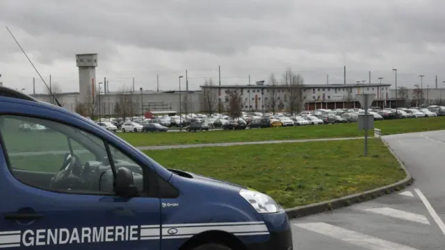 Un preso radicalizado apuñala en Francia a dos vigilantes y se atrinchera en la cárcel de Condé sur Sarthe.