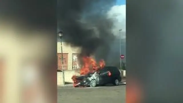 La imagen de un vehículo en llamas, en La Muela, ha alarmado a los vecinos de dicha localidad zaragozana.
