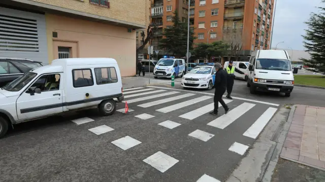 La Policía Local ha regulado el tráfico en la zona del atropello, que se ha producido en este paso de peatones de la calle Fraga