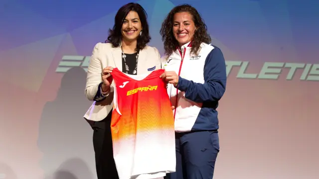 La presidenta del Consejo Superior de Deportes, María José Rienda (izquierda), en la despedida del equipo nacional de atletismo al último Europeo.