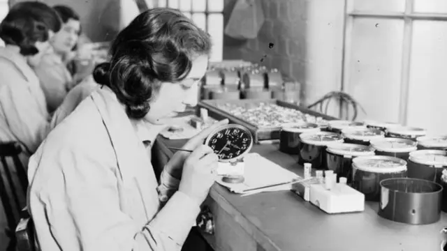 Una de las chicas del radio en la fábrica de Ingersoll en 1932.